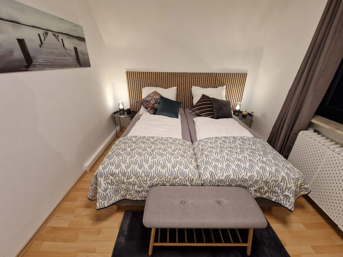 Schlafzimmer mit Doppelbett im Obergeschoss