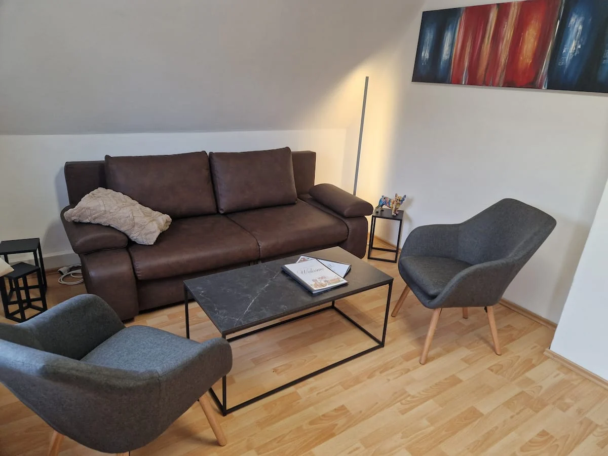 Wohnzimmer mit Sofa im Obergeschoss